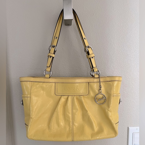 Coach Shoulder bag, same or next day shipping from a smoke & pet free 🏡 - Picture 1 of 6